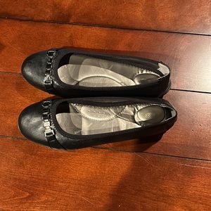 New in Box Bass Black Ballet Flat Metal Silver “chain” Steph Size 4